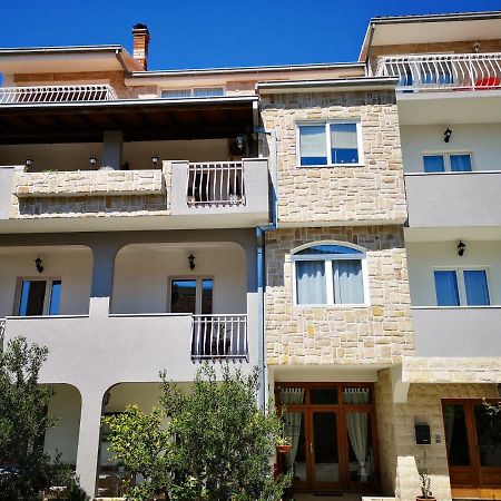 Apartments And Rooms Villa Dona Makarska Ngoại thất bức ảnh