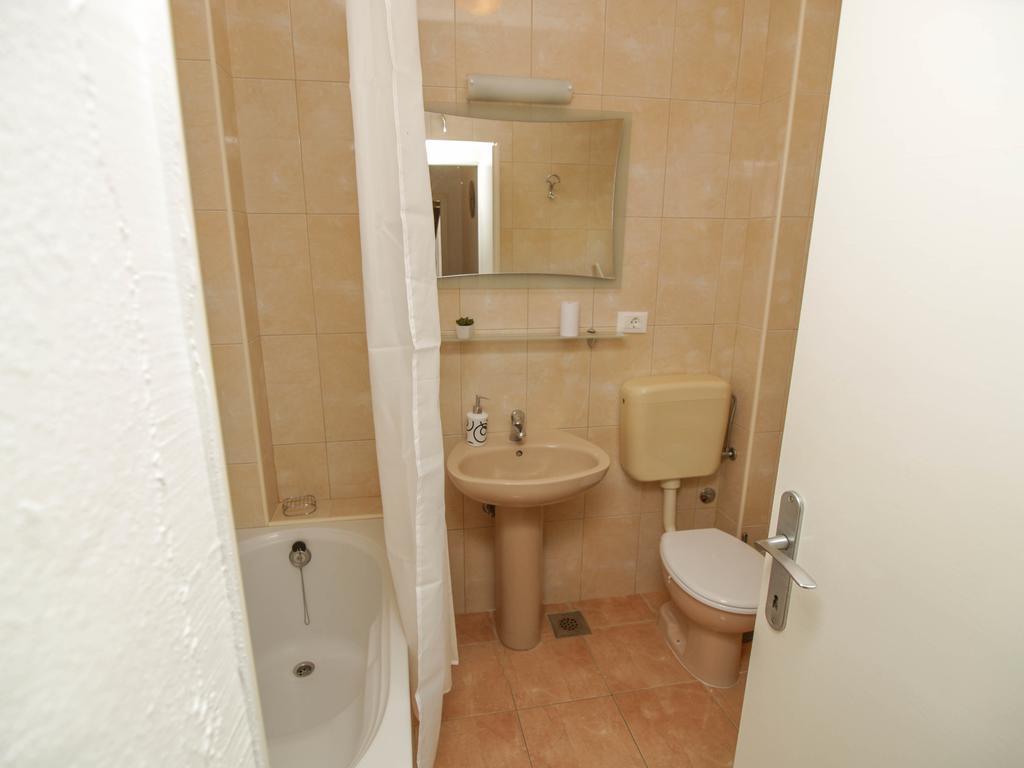 Apartments And Rooms Villa Dona Makarska Ngoại thất bức ảnh
